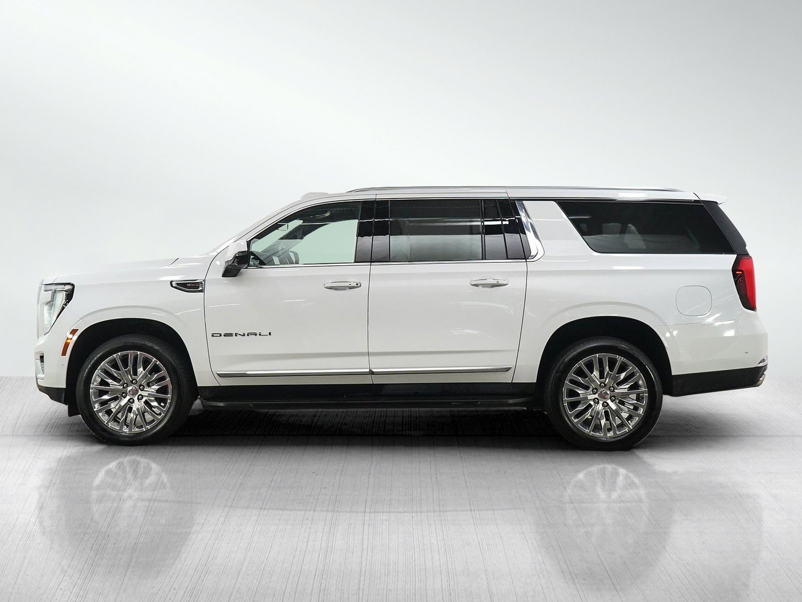 Used 2025 GMC Yukon XL Denali AWD/4WD image 2