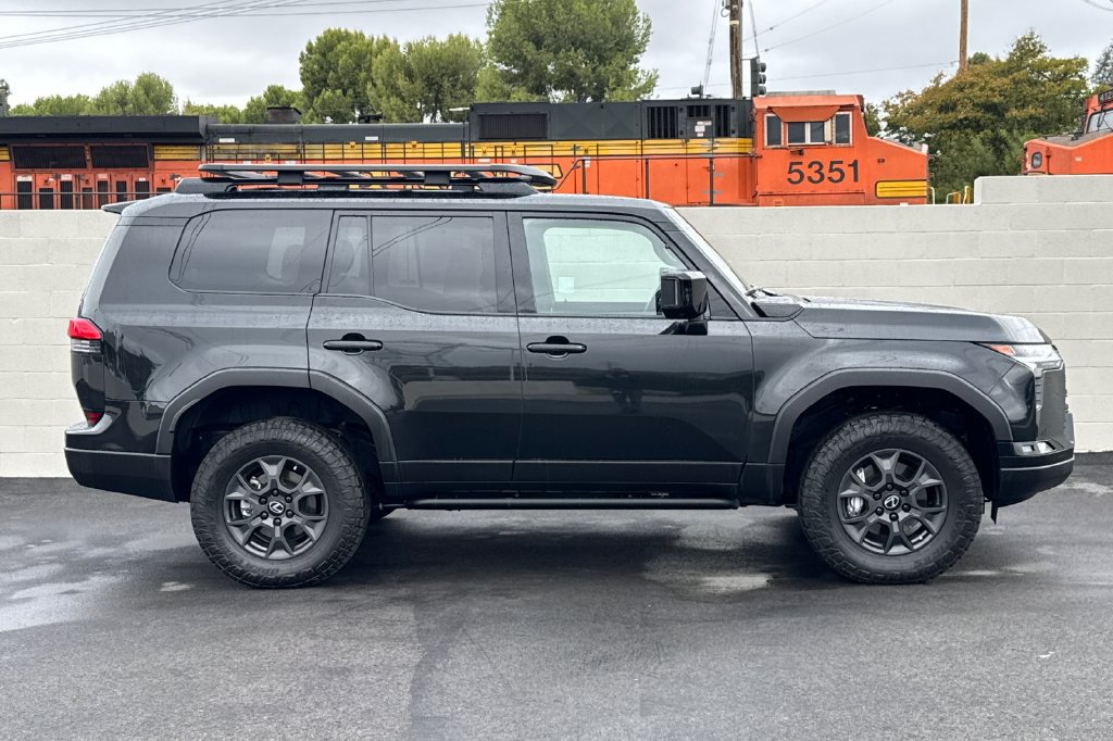 Used 2025 Lexus GX 550 w/ Accessory Package (32) AWD/4WD image 8