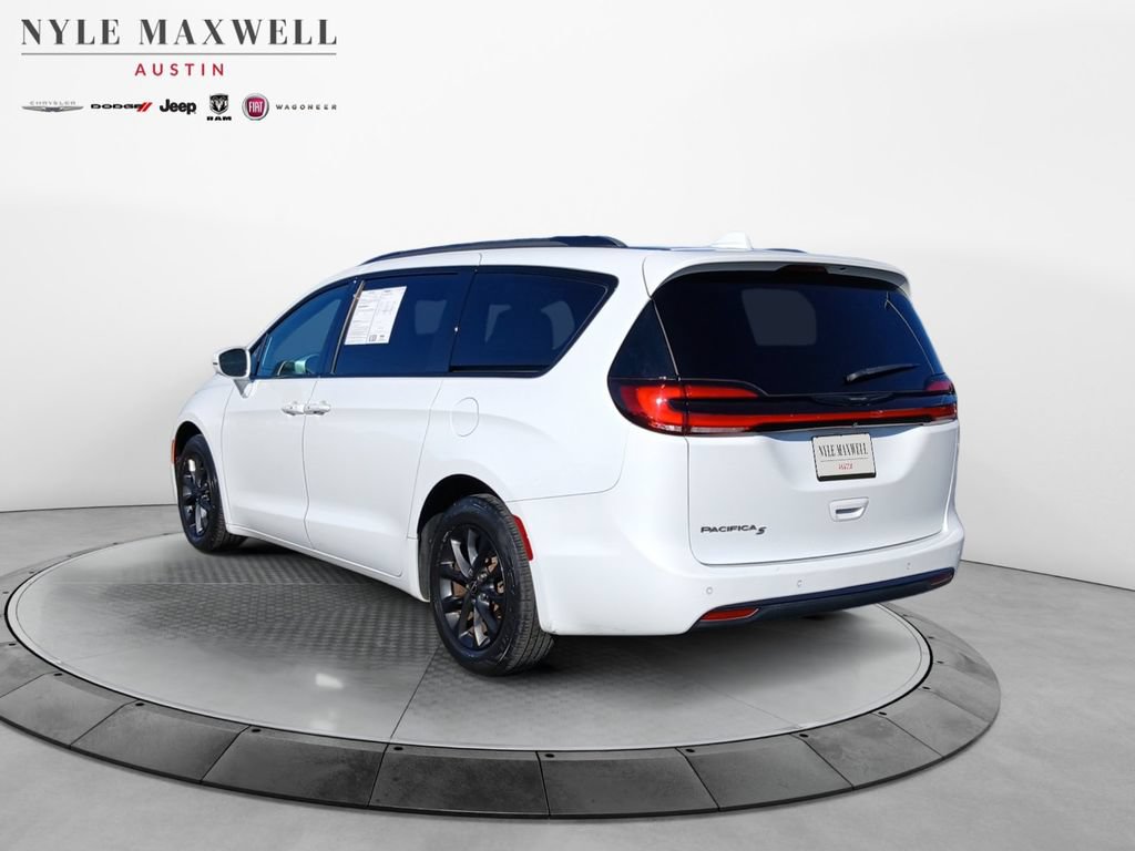 Used 2021 Chrysler Pacifica Touring-L w/ Uconnect Theater Family Group FWD image 14