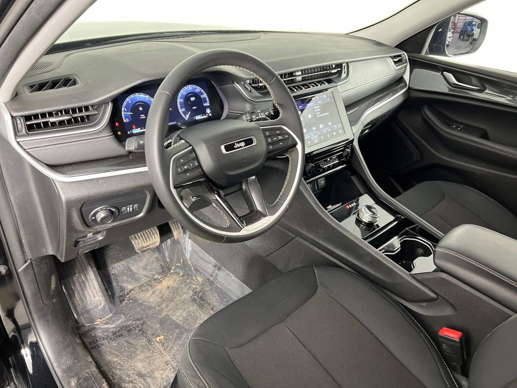 Used 2023 Jeep Grand Cherokee Laredo image 27