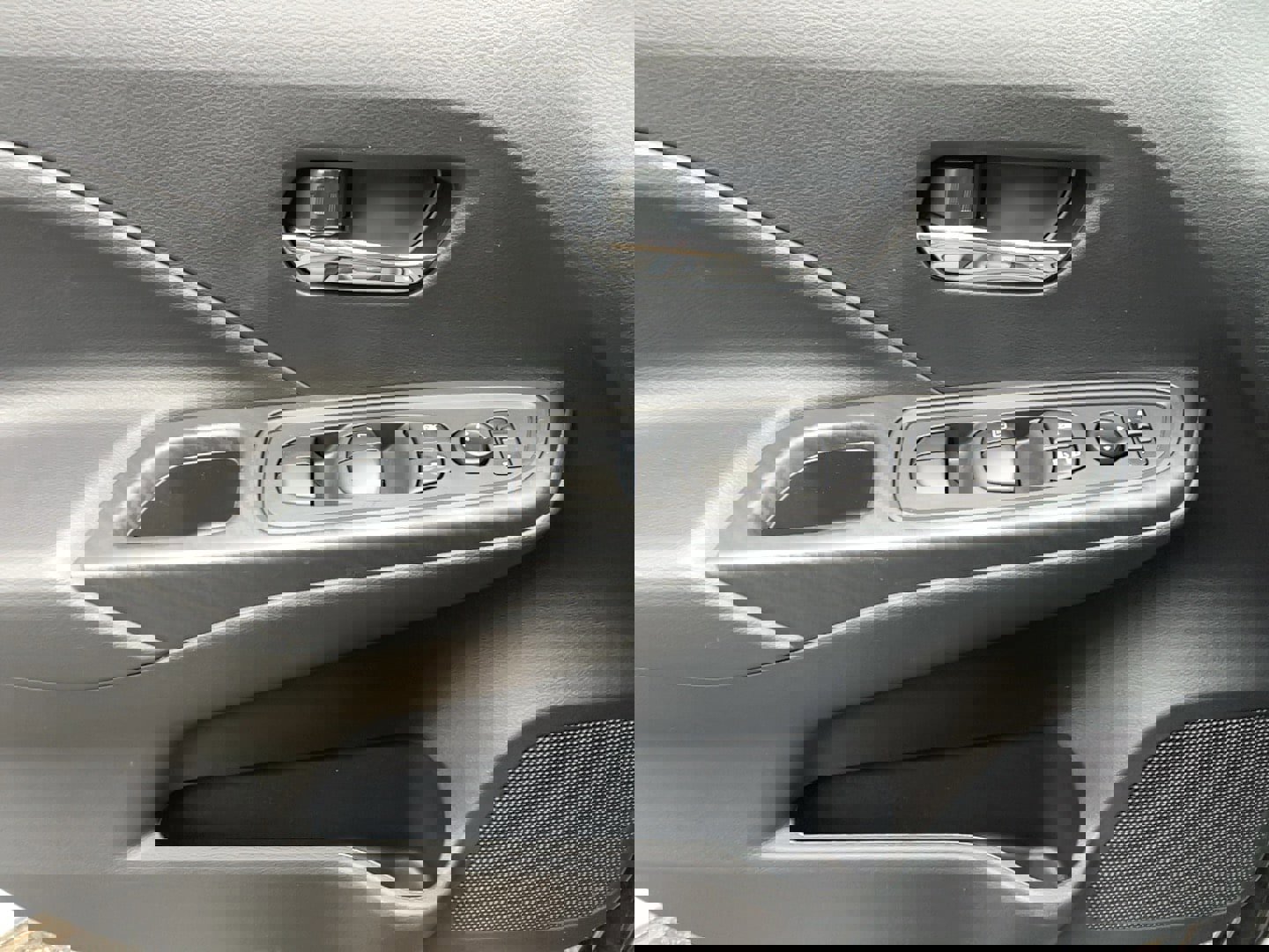 Used 2025 Nissan Versa SV w/ Trunk Package image 10