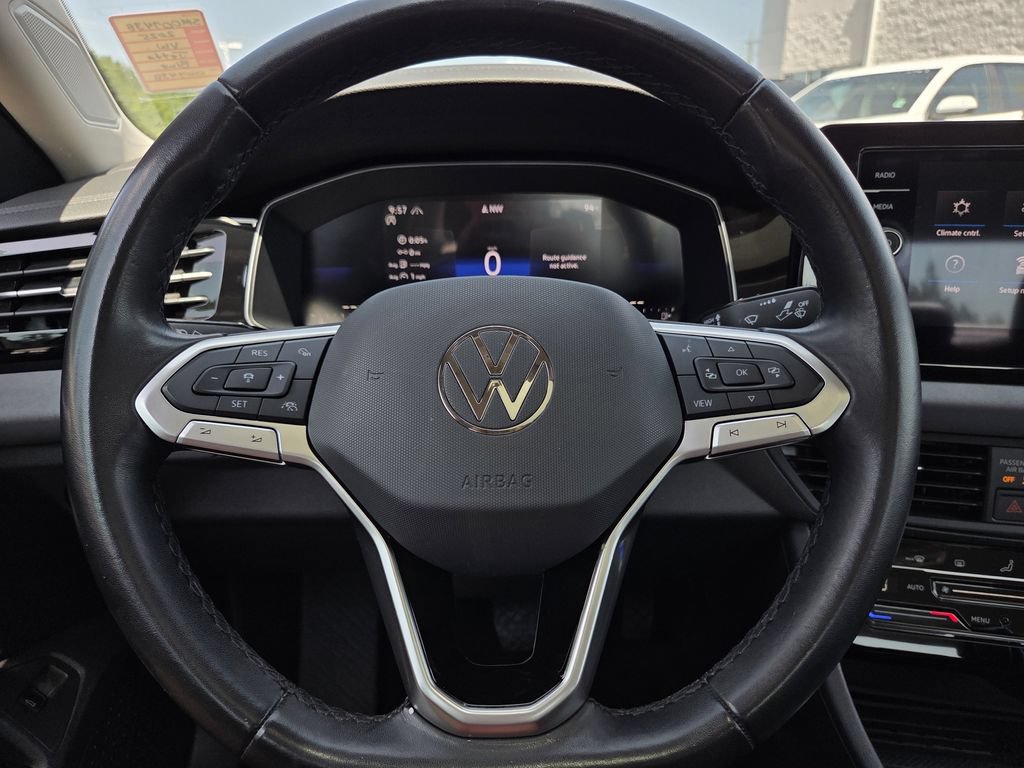 Used 2025 Volkswagen Jetta SE FWD image 25