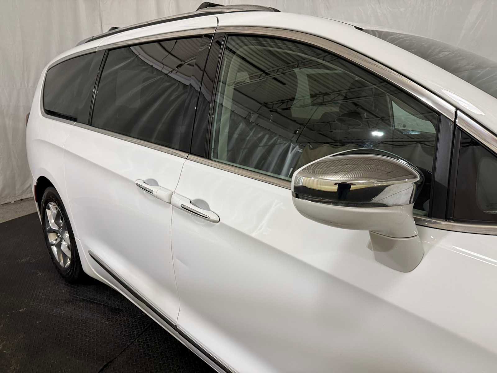 Used 2019 Chrysler Pacifica Limited image 11