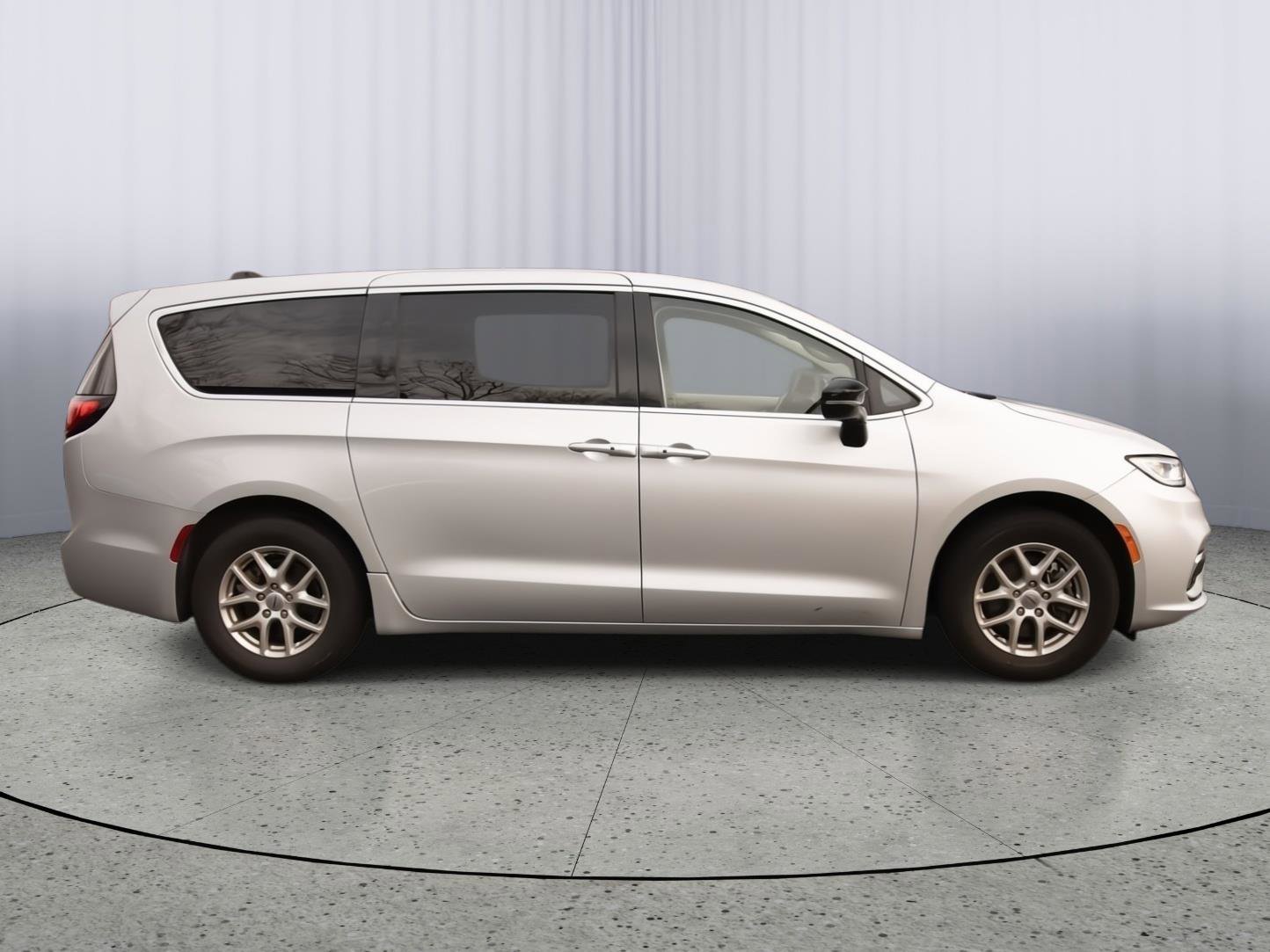 Used 2024 Chrysler Pacifica Touring-L image 28