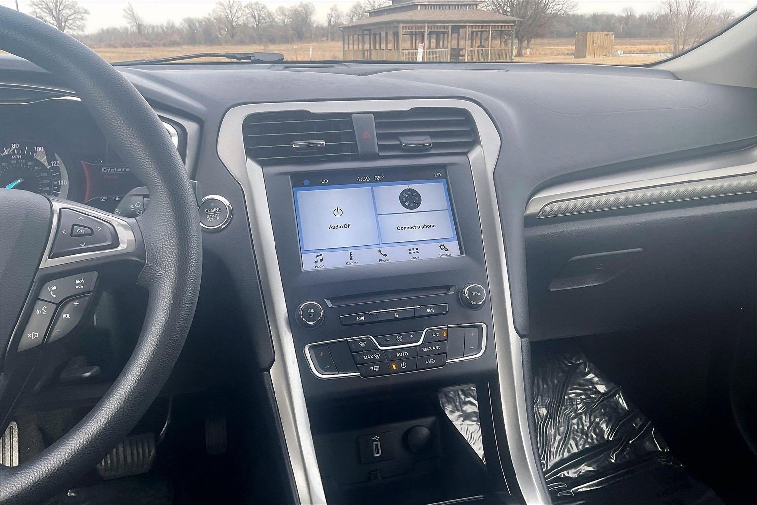 Used 2017 Ford Fusion SE w/ Fusion SE Technology Package image 6