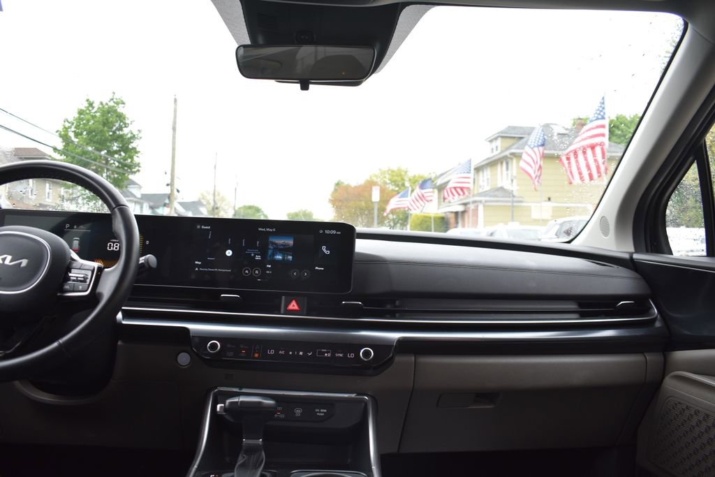 Used 2025 Kia Carnival FWD image 30