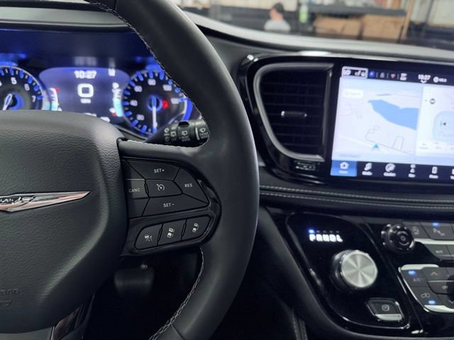 Used 2025 Chrysler Pacifica Limited FWD image 36