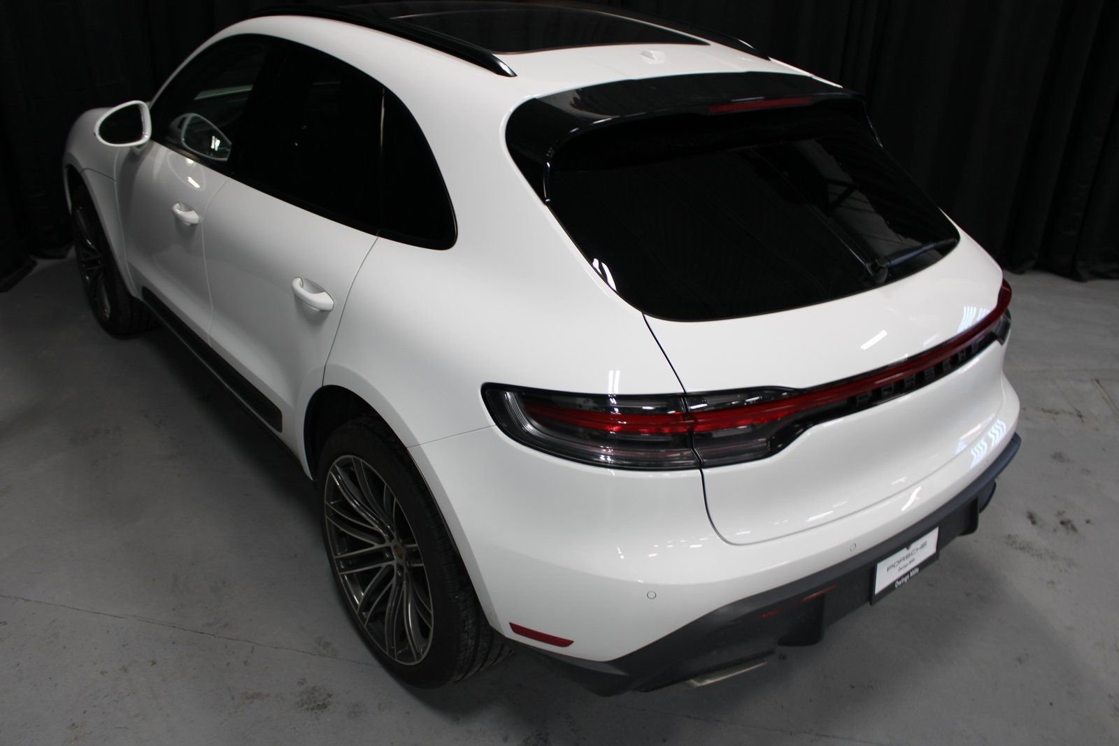 Certified 2025 Porsche Macan image 11