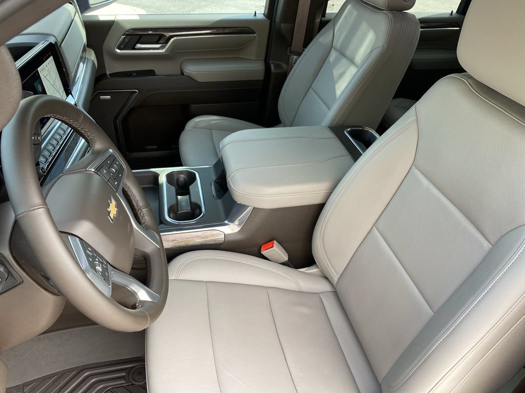 Used 2025 Chevrolet Silverado 2500 LTZ w/ LTZ Premium Package AWD/4WD image 11