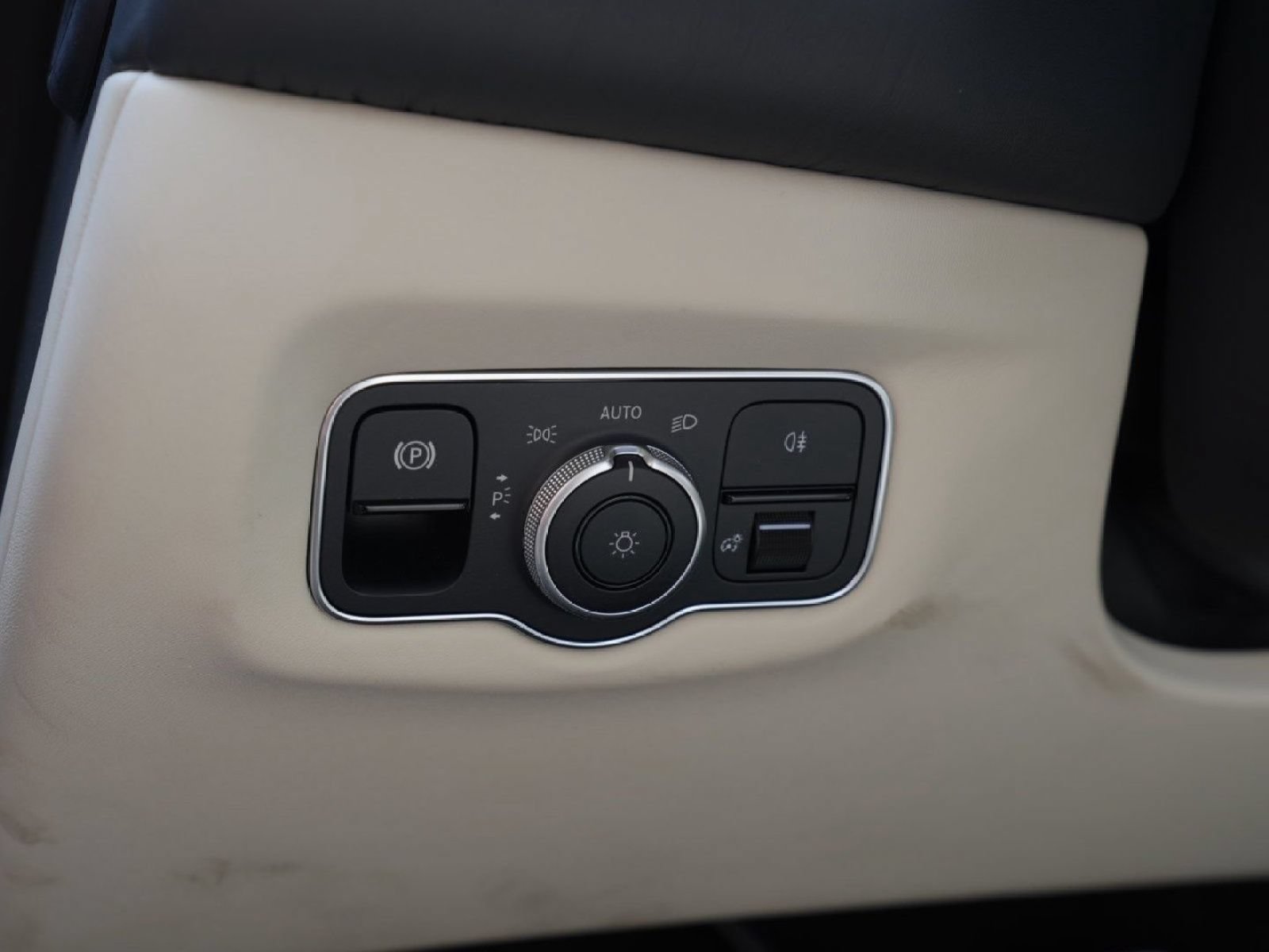 Used 2023 Aston Martin V8 Vantage Roadster RWD image 18