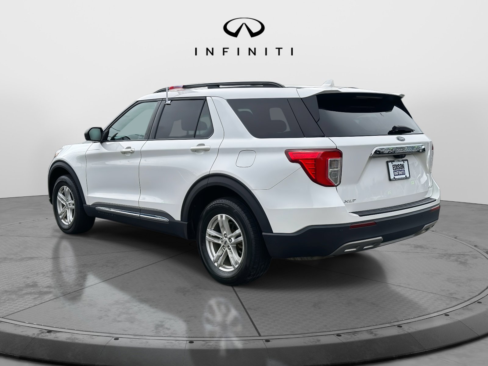 Used 2022 Ford Explorer XLT w/ Equipment Group 202A image 5