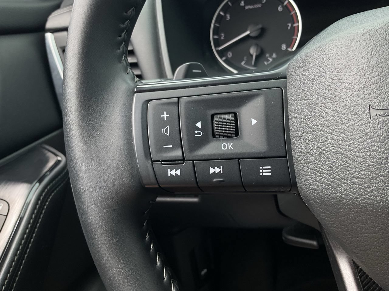 Used 2025 Nissan Rogue SV FWD image 27
