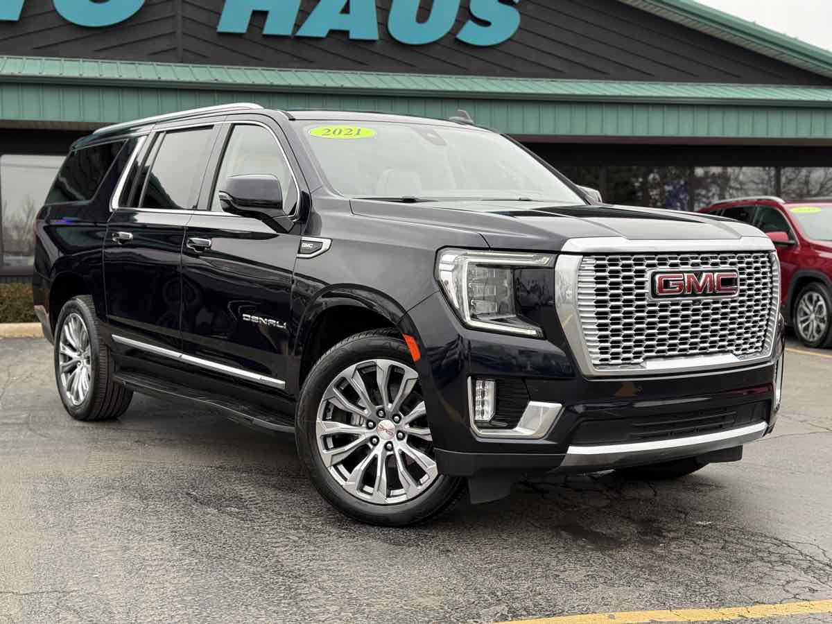 Used 2021 GMC Yukon XL Denali image 2