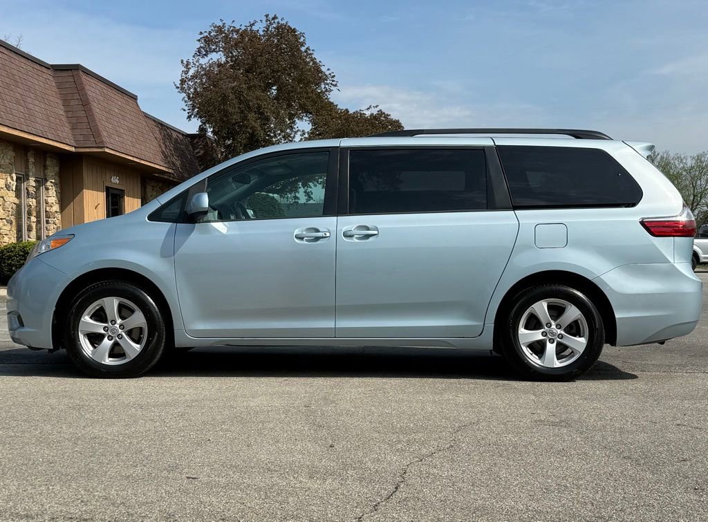 Used 2017 Toyota Sienna LE image 2
