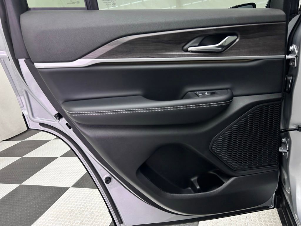 New 2025 Jeep Grand Cherokee Limited w/ Black Appearance Package image 18