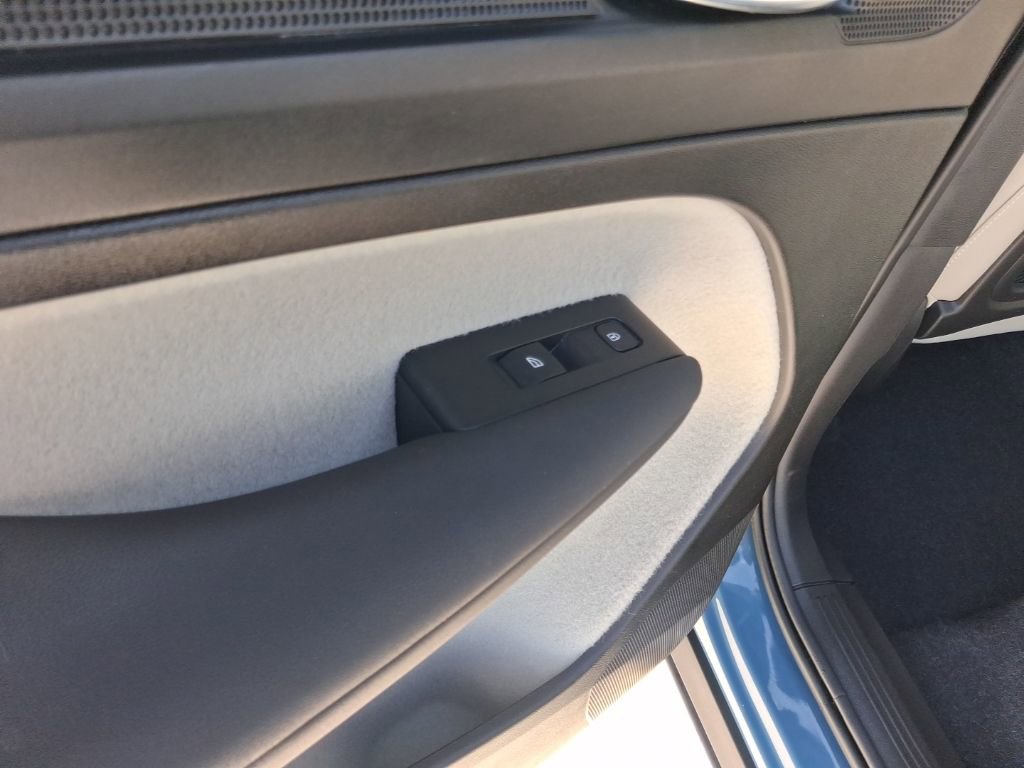 Used 2023 Volvo XC40 B5 Plus image 12