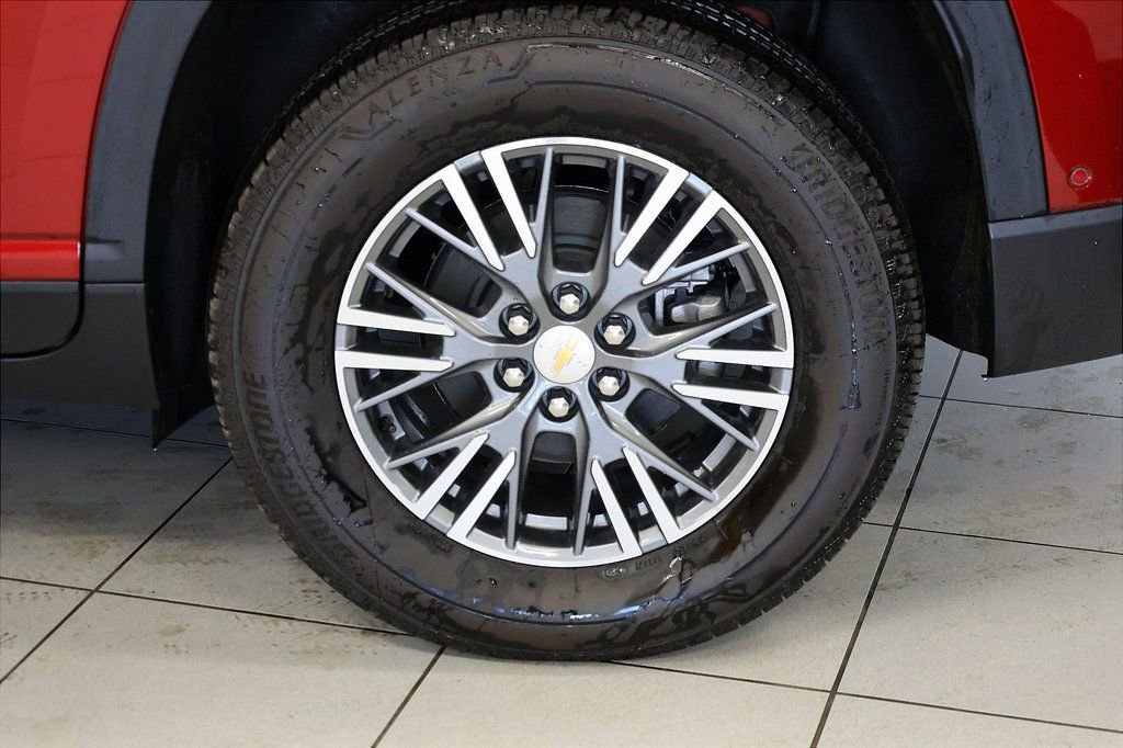 New 2025 Chevrolet Traverse LT w/ Enhanced Driving Package FWD image 3