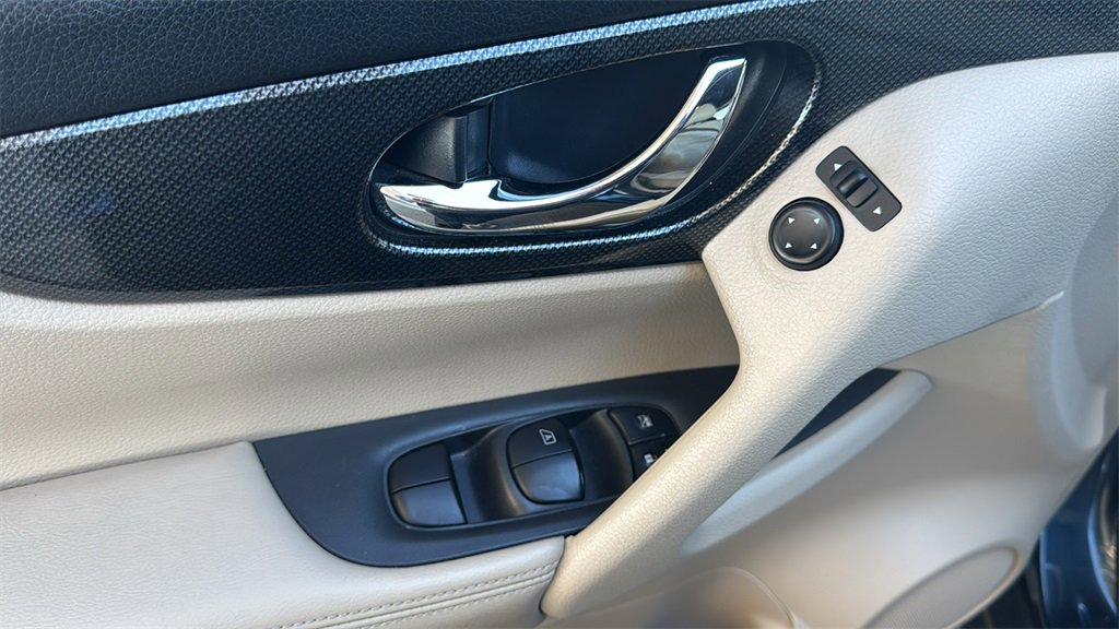 Used 2016 Nissan Rogue SL image 19