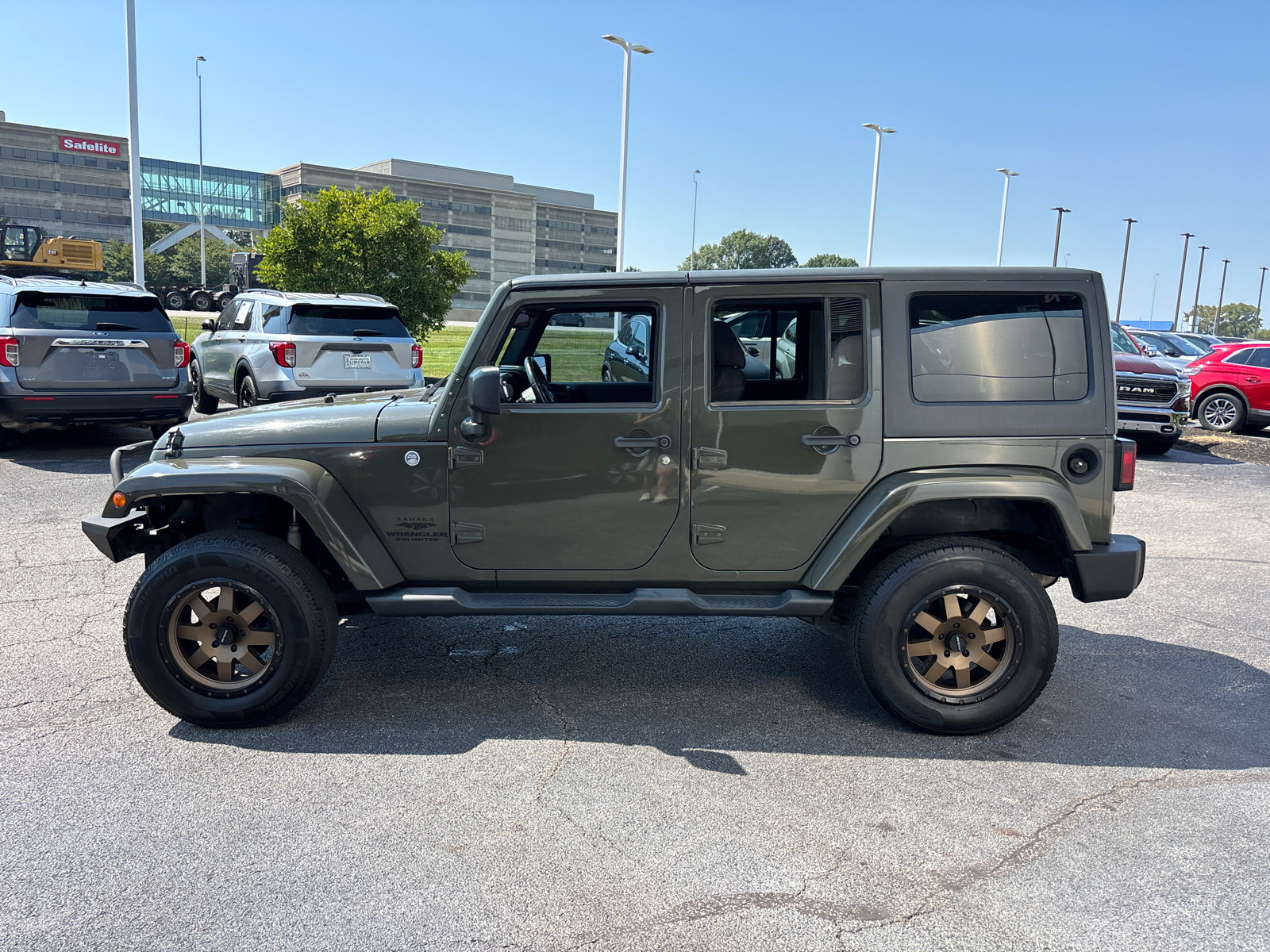 Used 2015 Jeep Wrangler Unlimited Sahara w/ Connectivity Group AWD/4WD image 4