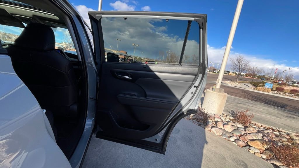 Used 2025 Toyota Highlander XLE image 18