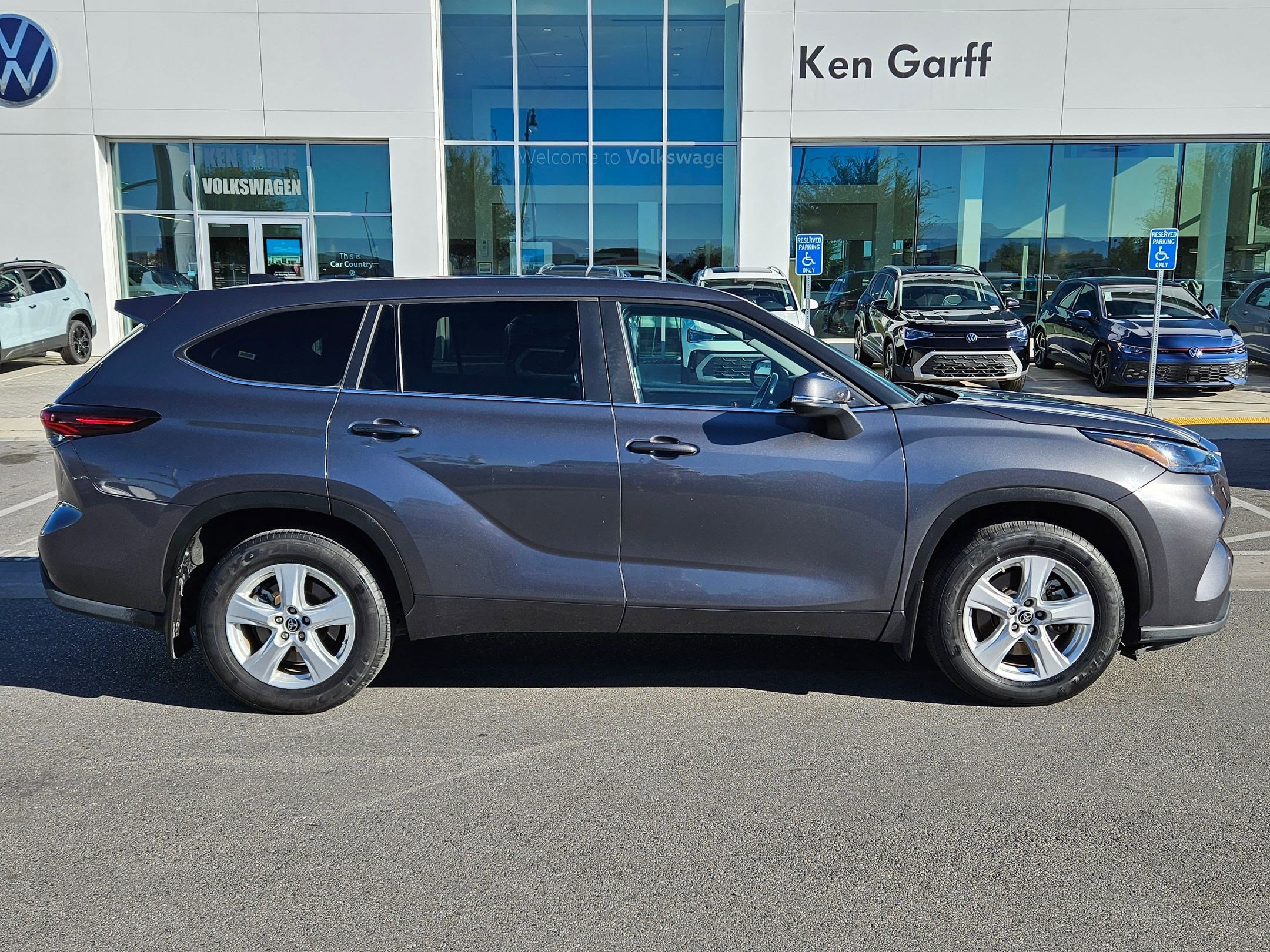 Used 2024 Toyota Highlander LE image 2