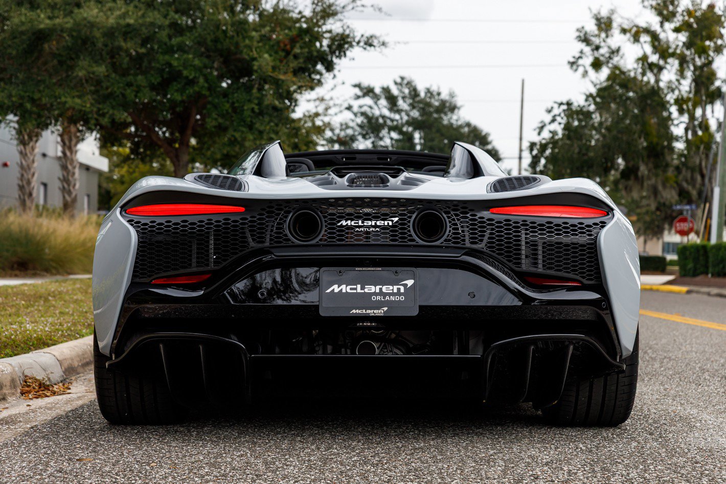 Used 2025 McLaren Artura Spider image 14