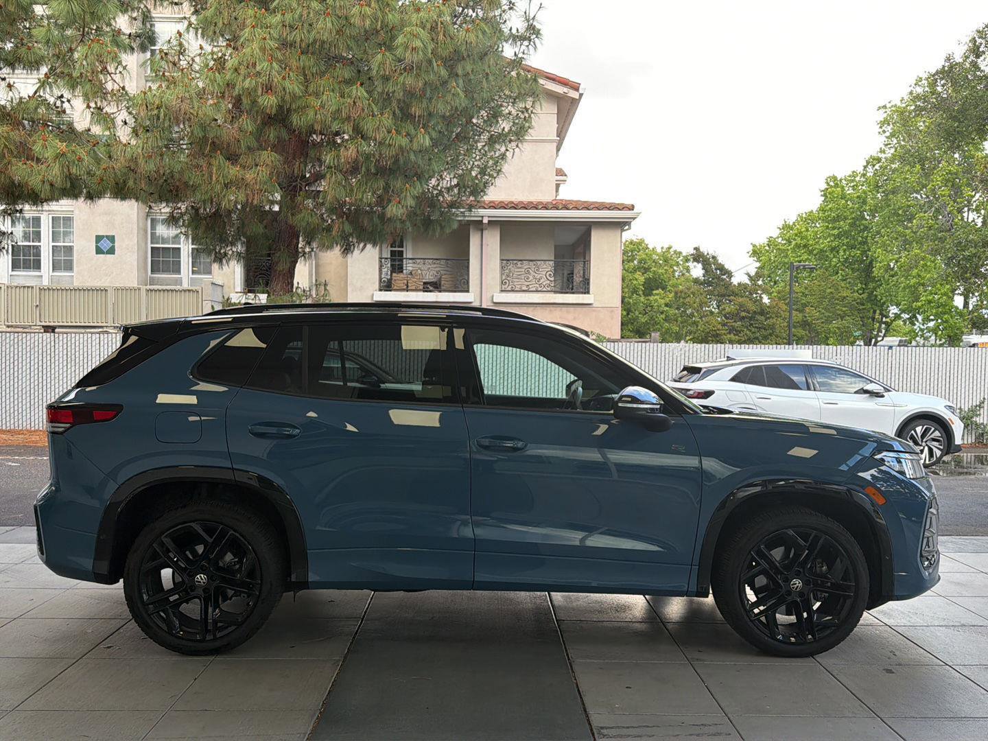 Certified 2025 Volkswagen Tiguan SE R-Line AWD/4WD image 6