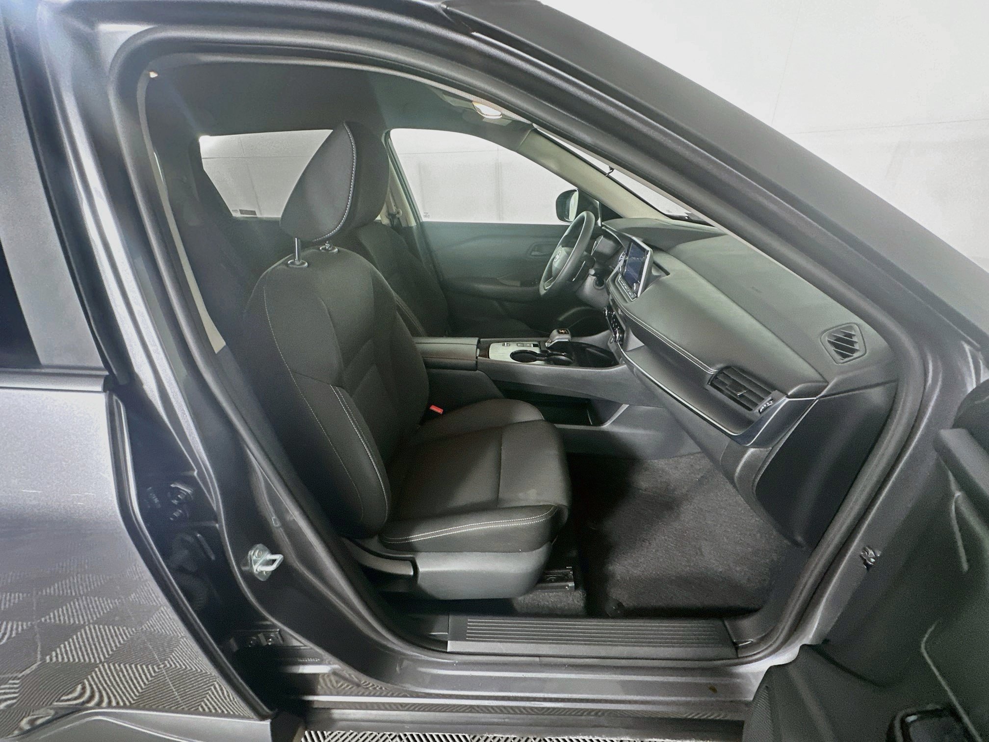 Used 2025 Nissan Rogue S FWD image 29