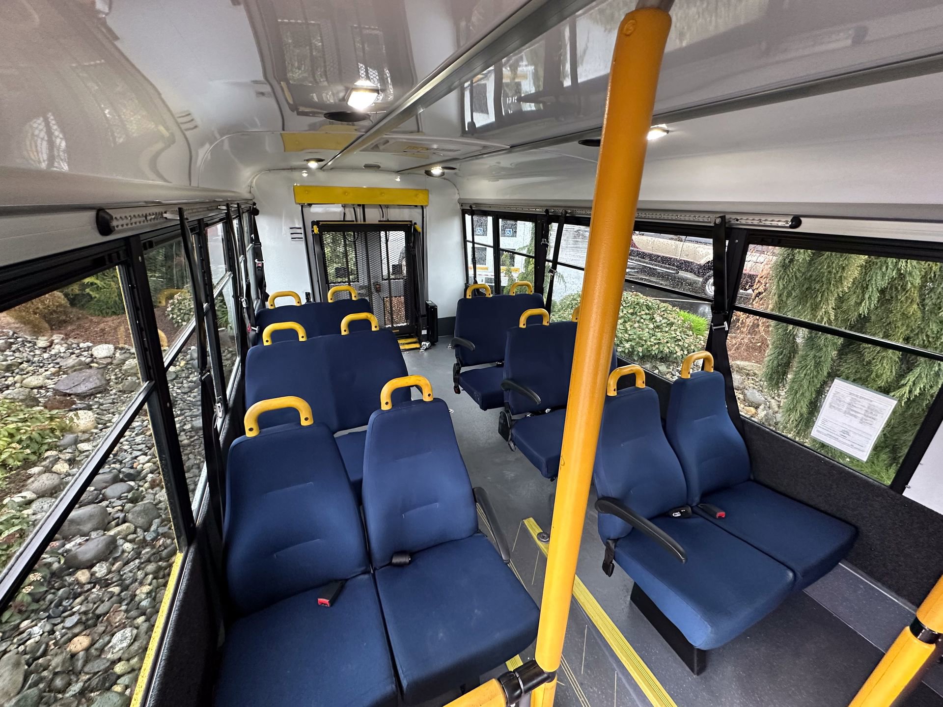 Used 2014 Chevrolet Express 4500 RWD image 7