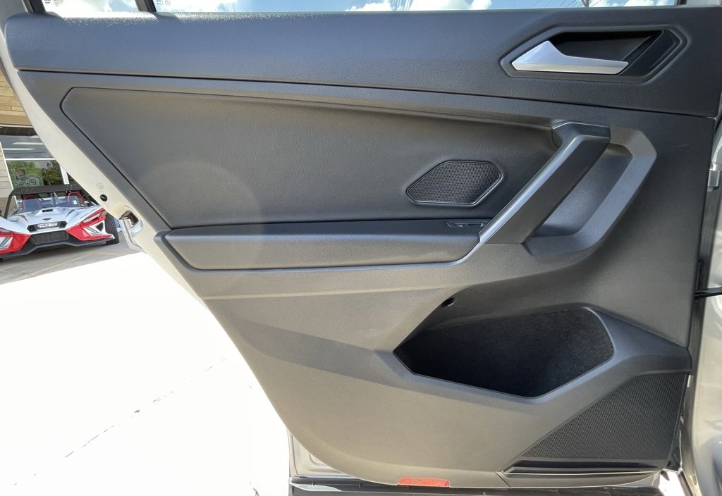 Used 2021 Volkswagen Tiguan SE image 37