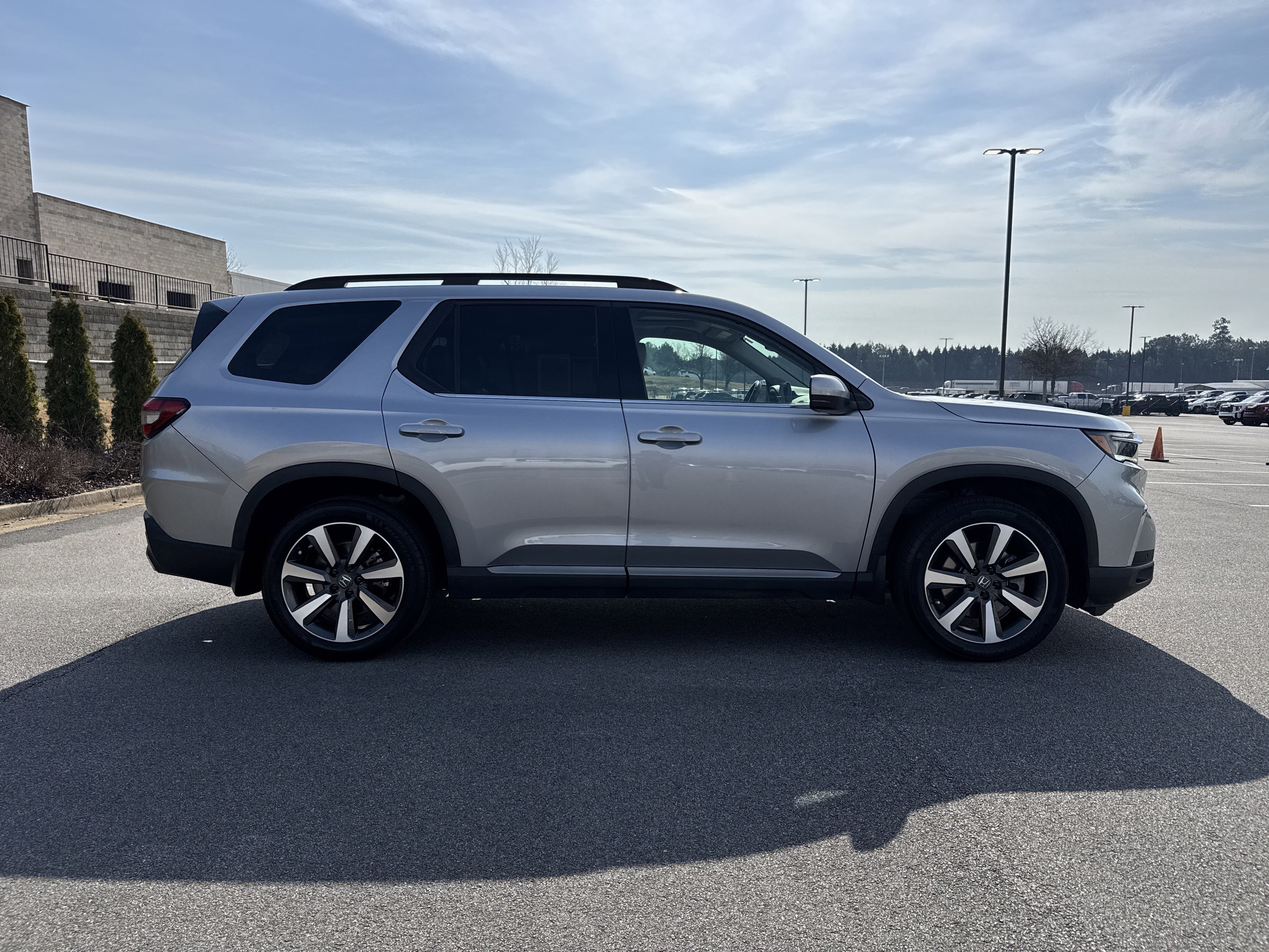 Used 2024 Honda Pilot Touring image 11