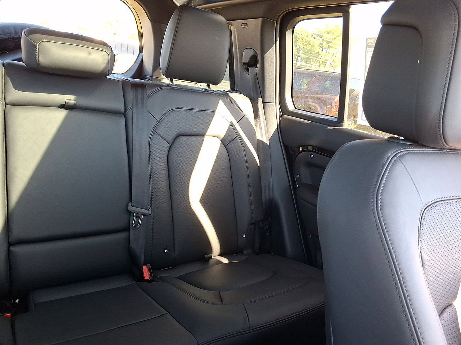 New 2025 Land Rover Defender 110 X-Dynamic SE image 13