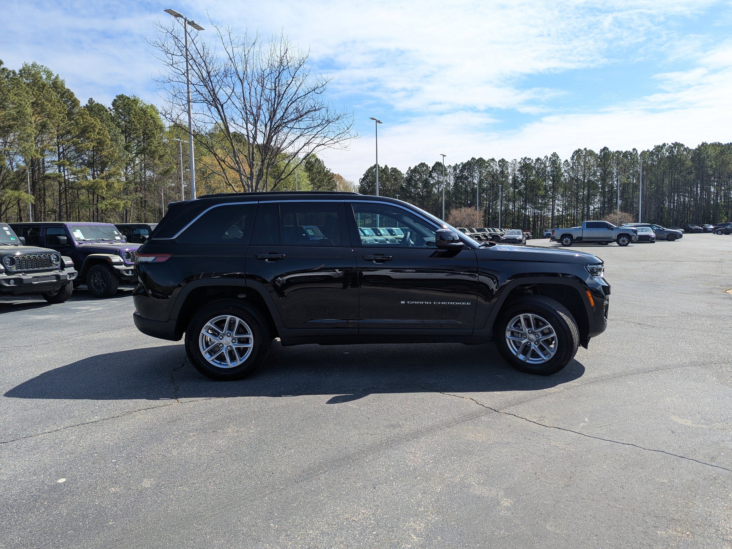 Certified 2025 Jeep Grand Cherokee Laredo X w/ Luxury Tech Group I image 4
