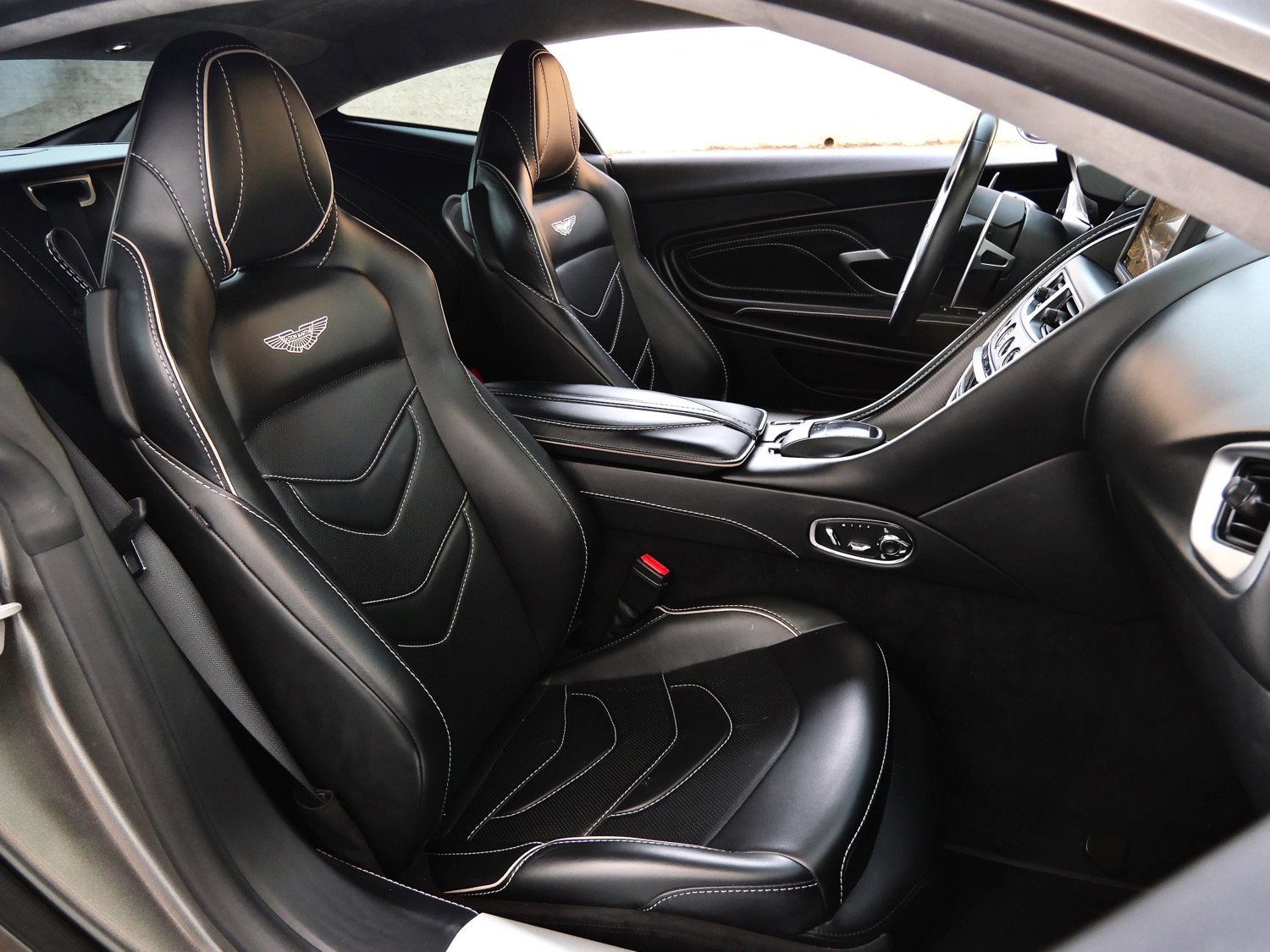 Used 2019 Aston Martin DBS Superleggera image 12