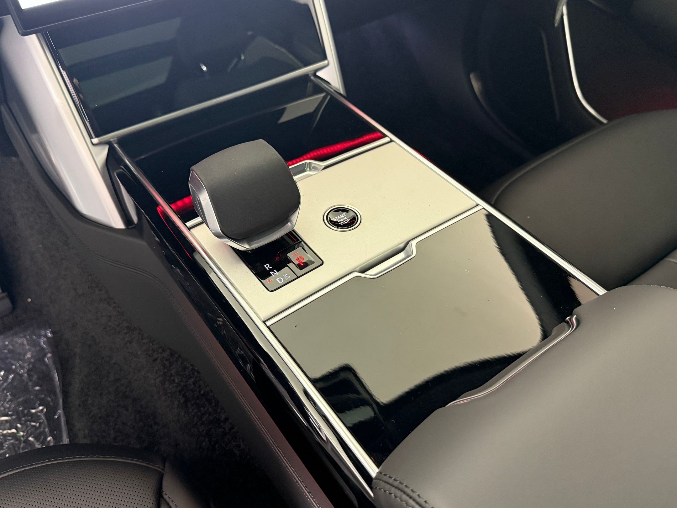 New 2026 Land Rover Range Rover Long Wheelbase SE AWD/4WD image 18
