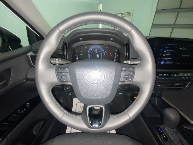 Used 2025 Toyota Camry LE w/ Convenience Package FWD image 14