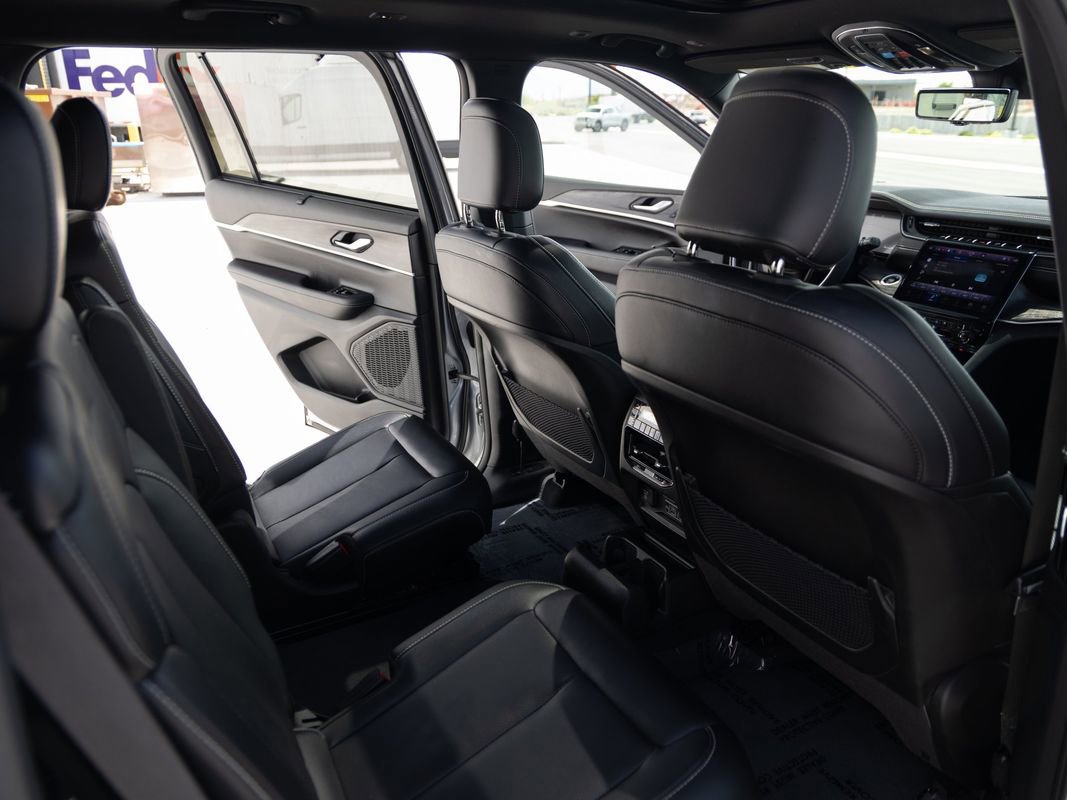 Used 2025 Jeep Grand Cherokee L Limited w/ Luxury Tech Group II AWD/4WD image 28