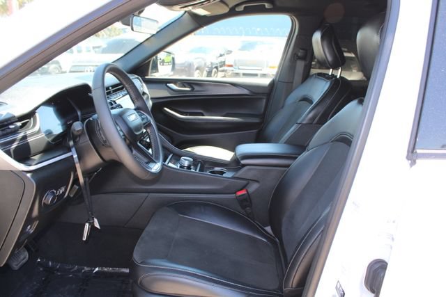 Used 2025 Jeep Grand Cherokee Altitude RWD image 33