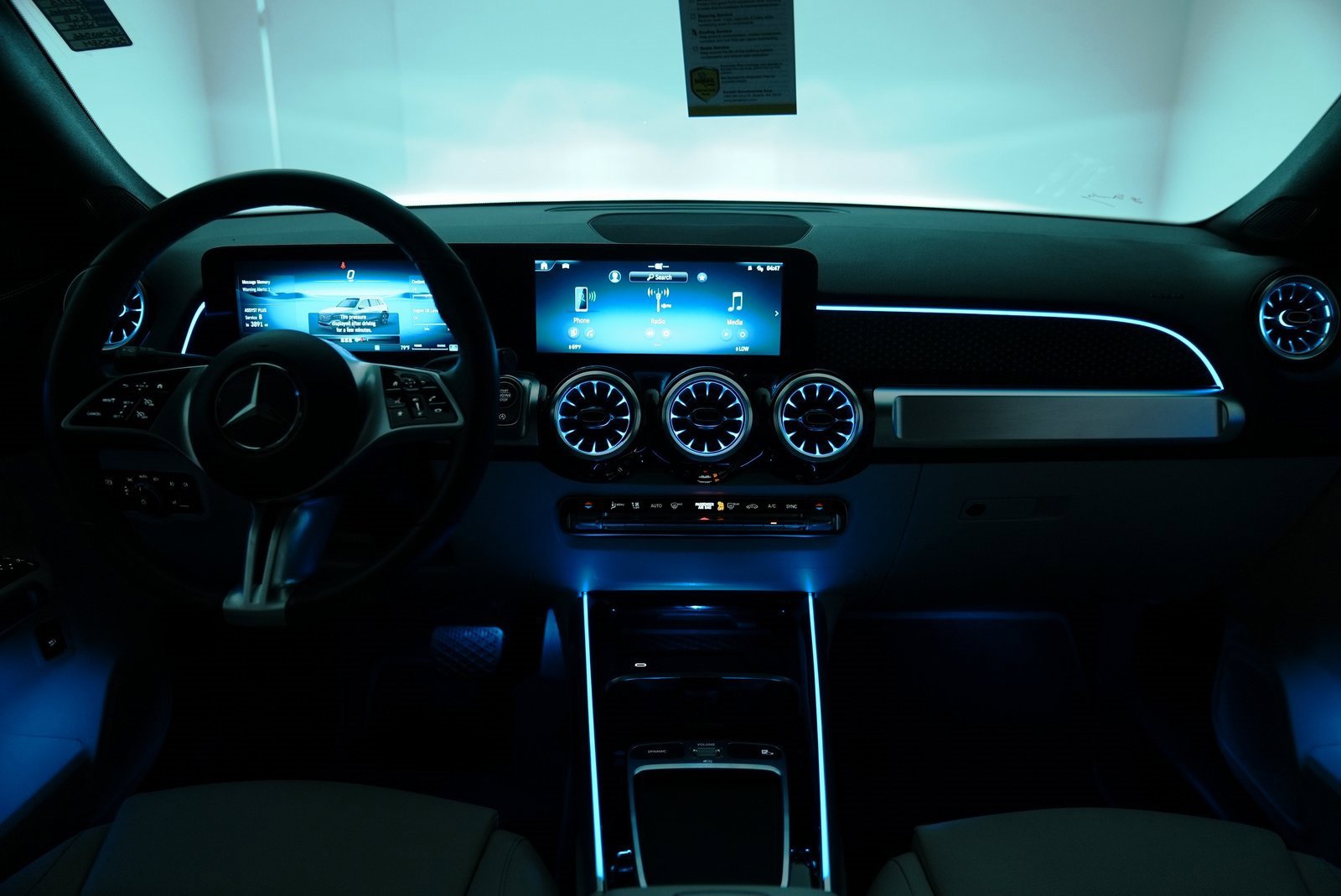 Used 2025 Mercedes-Benz GLB 250 4MATIC image 40