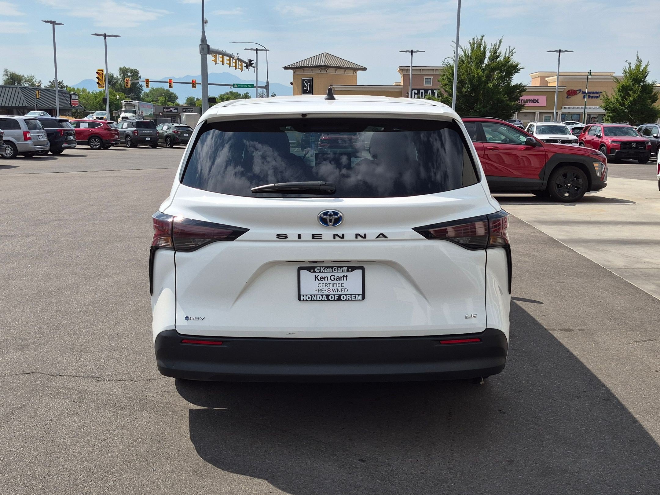 Used 2025 Toyota Sienna LE FWD image 7