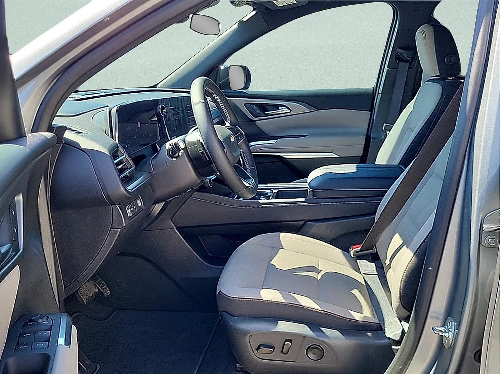 Used 2025 Chevrolet Traverse LT w/ Driver Confidence Package FWD image 14