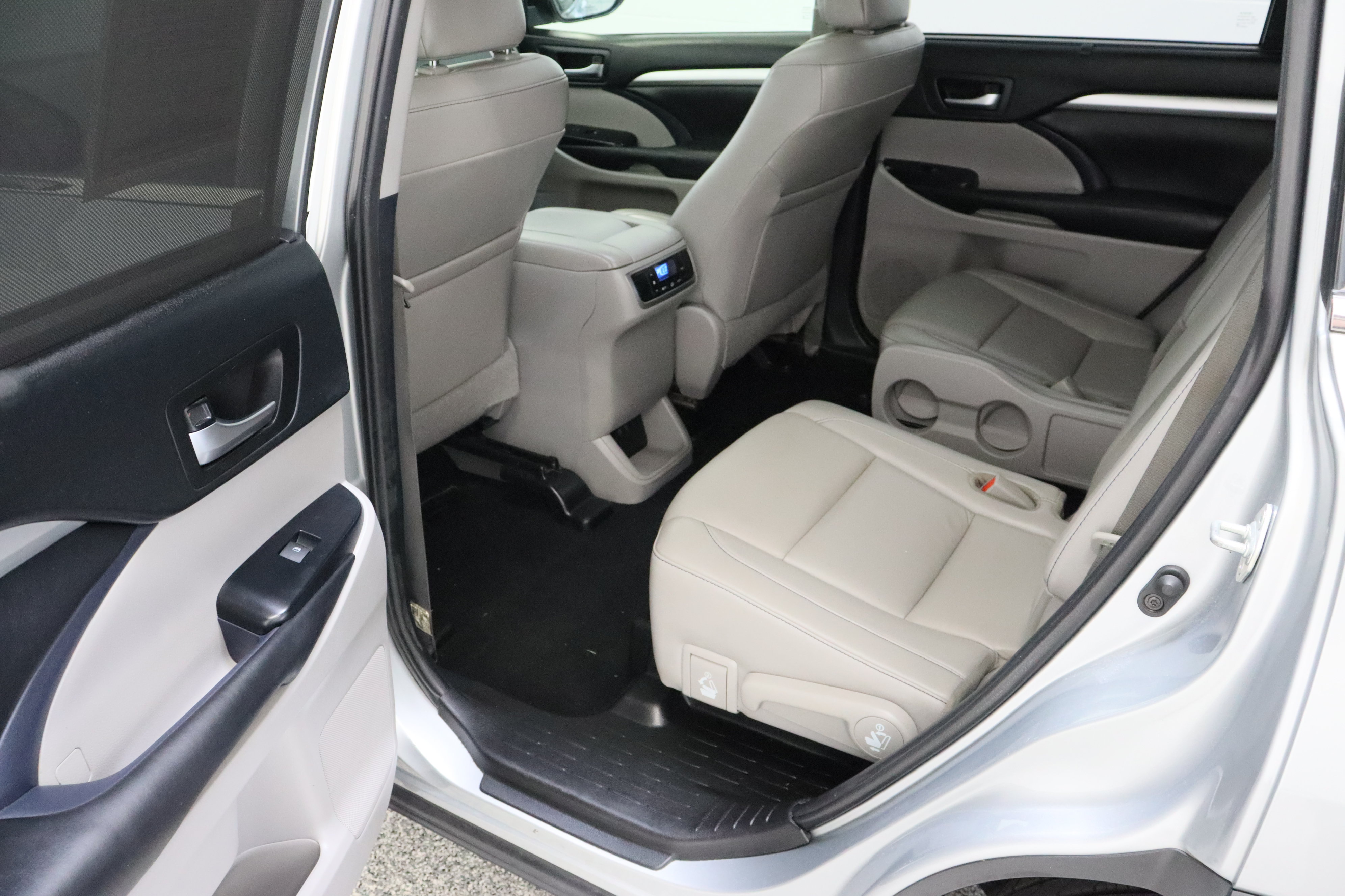 Used 2019 Toyota Highlander XLE FWD image 30