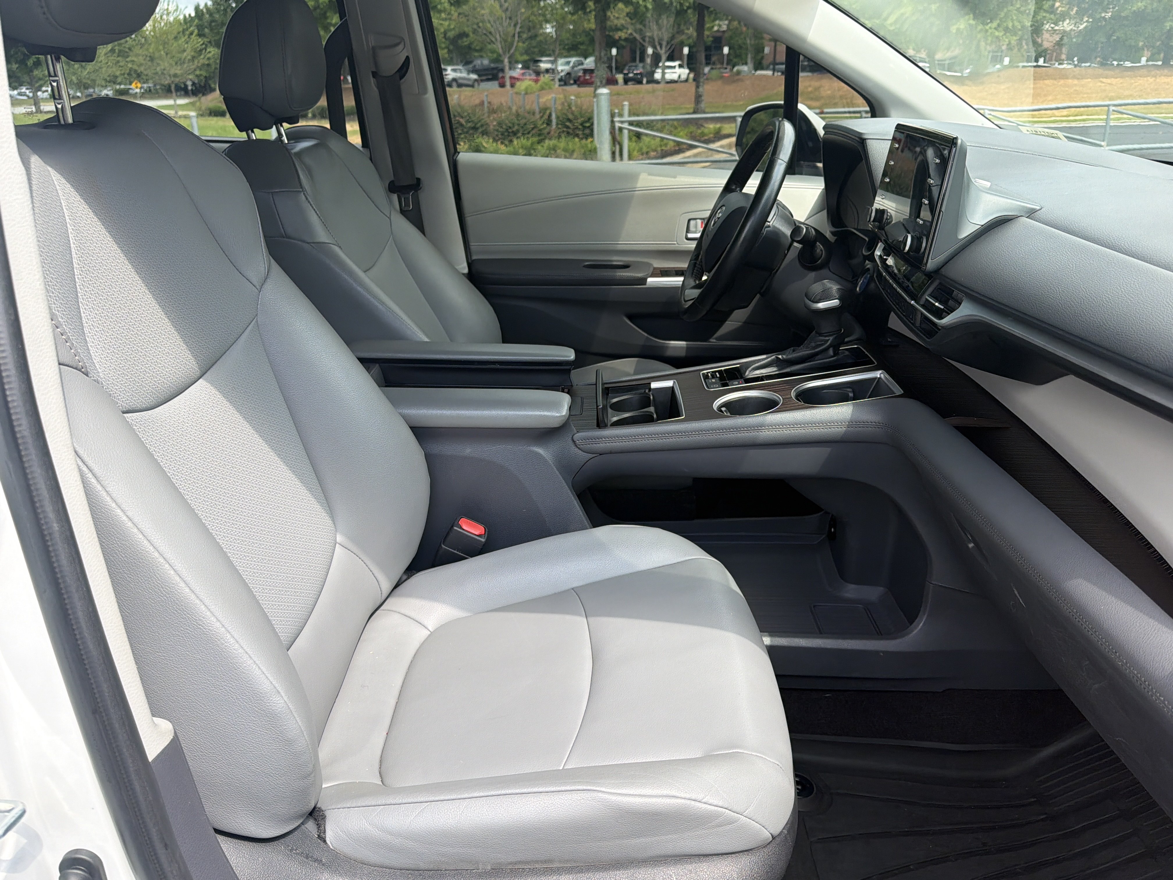 Used 2022 Toyota Sienna XLE FWD image 31