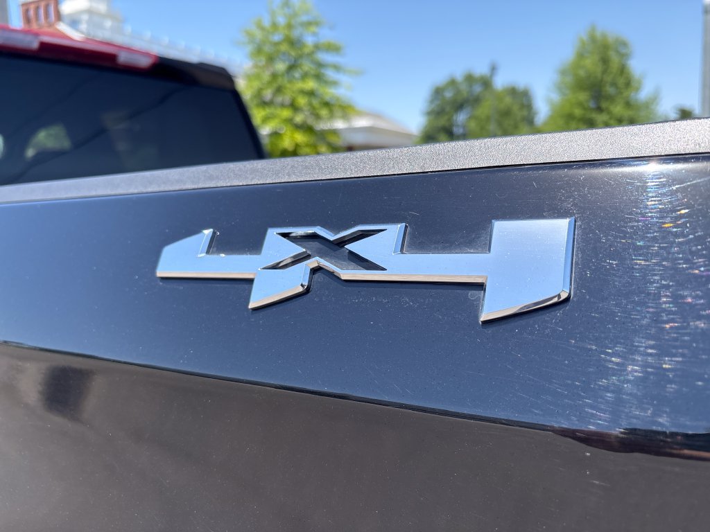 Certified 2025 GMC Sierra 1500 4x4 Crew Cab SLT image 10