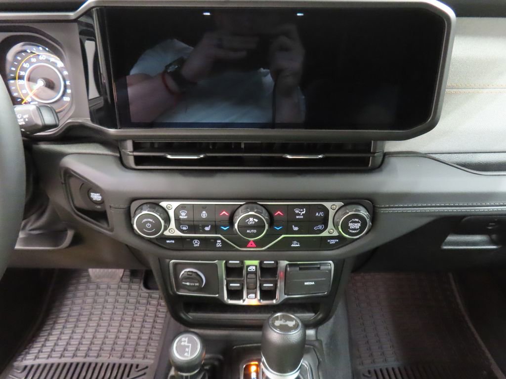 Used 2024 Jeep Wrangler Unlimited Sahara w/ Technology Group AWD/4WD image 19
