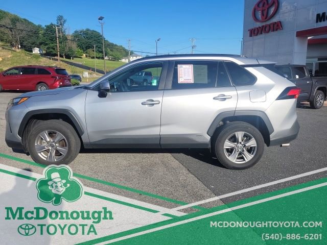 Used 2025 Toyota RAV4 XLE AWD/4WD image 2