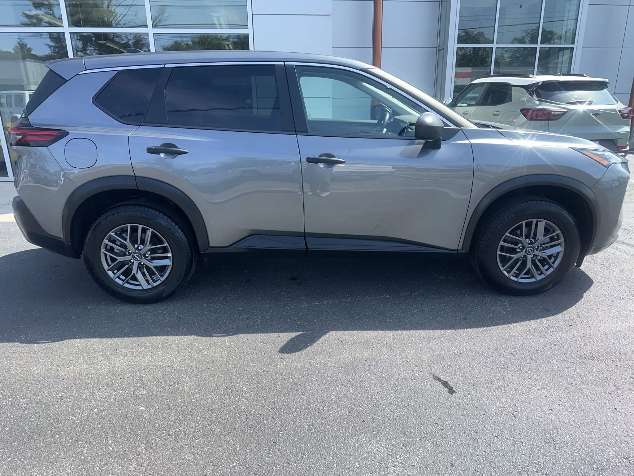 Used 2023 Nissan Rogue S AWD/4WD image 2
