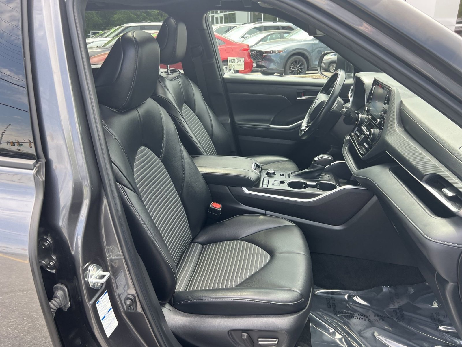 Used 2022 Toyota Highlander XSE AWD/4WD image 35