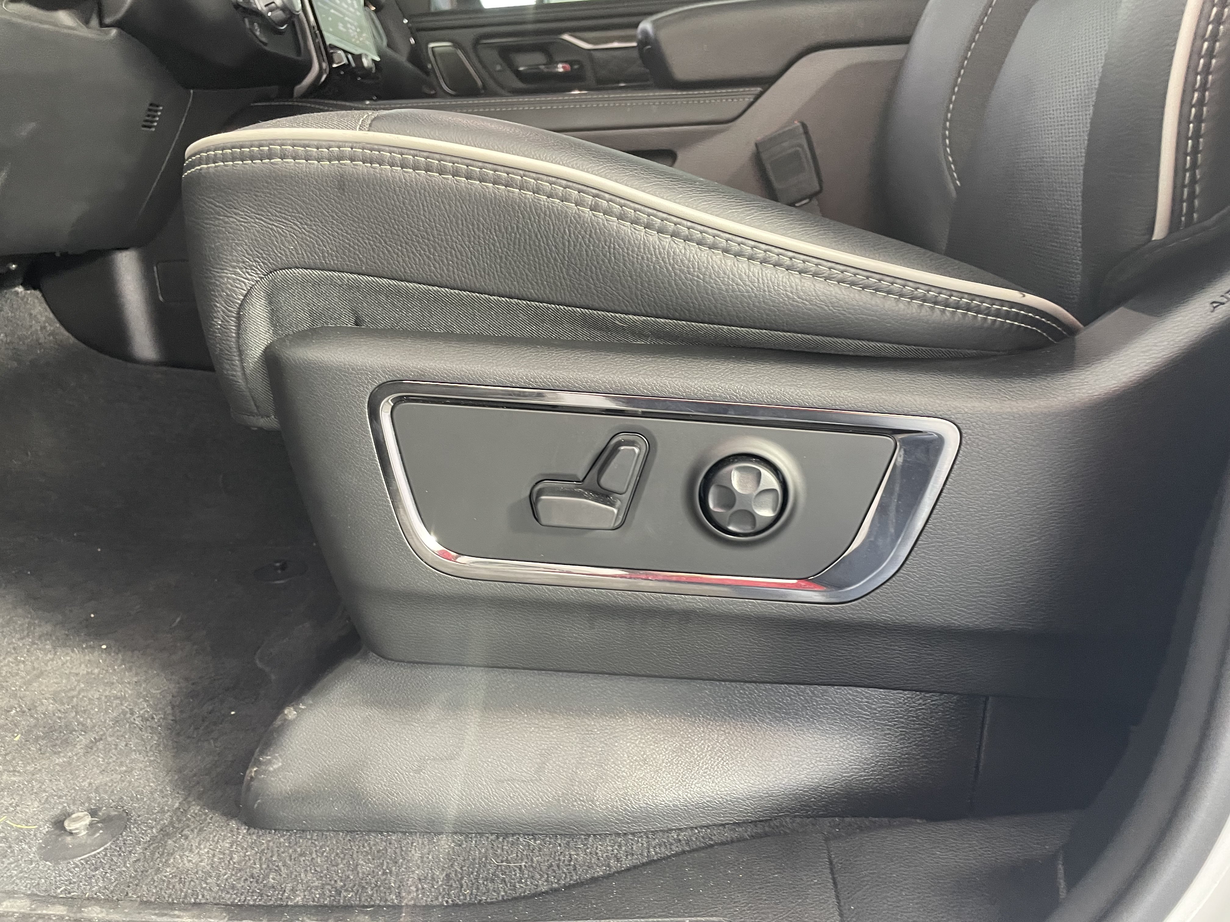 Used 2025 RAM 1500 Limited AWD/4WD image 14