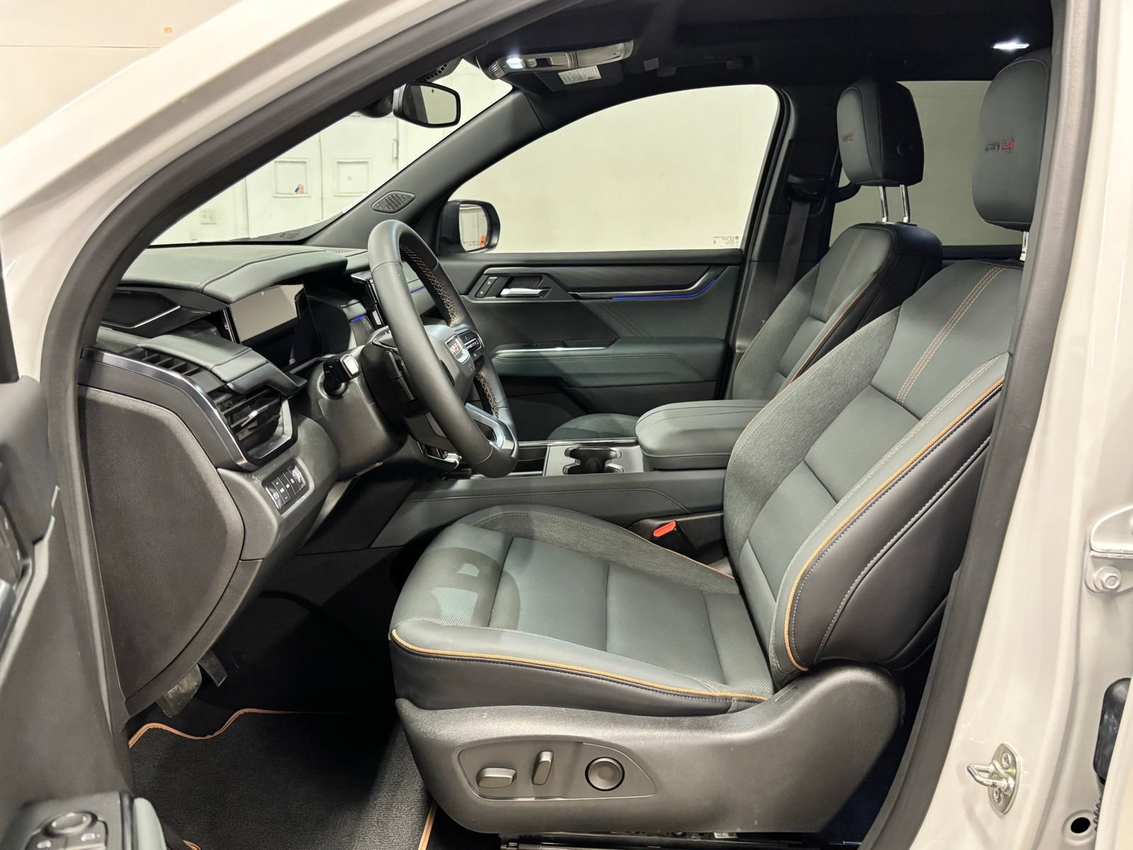 Used 2025 GMC Acadia AT4 w/ Luxury Package AWD/4WD image 17